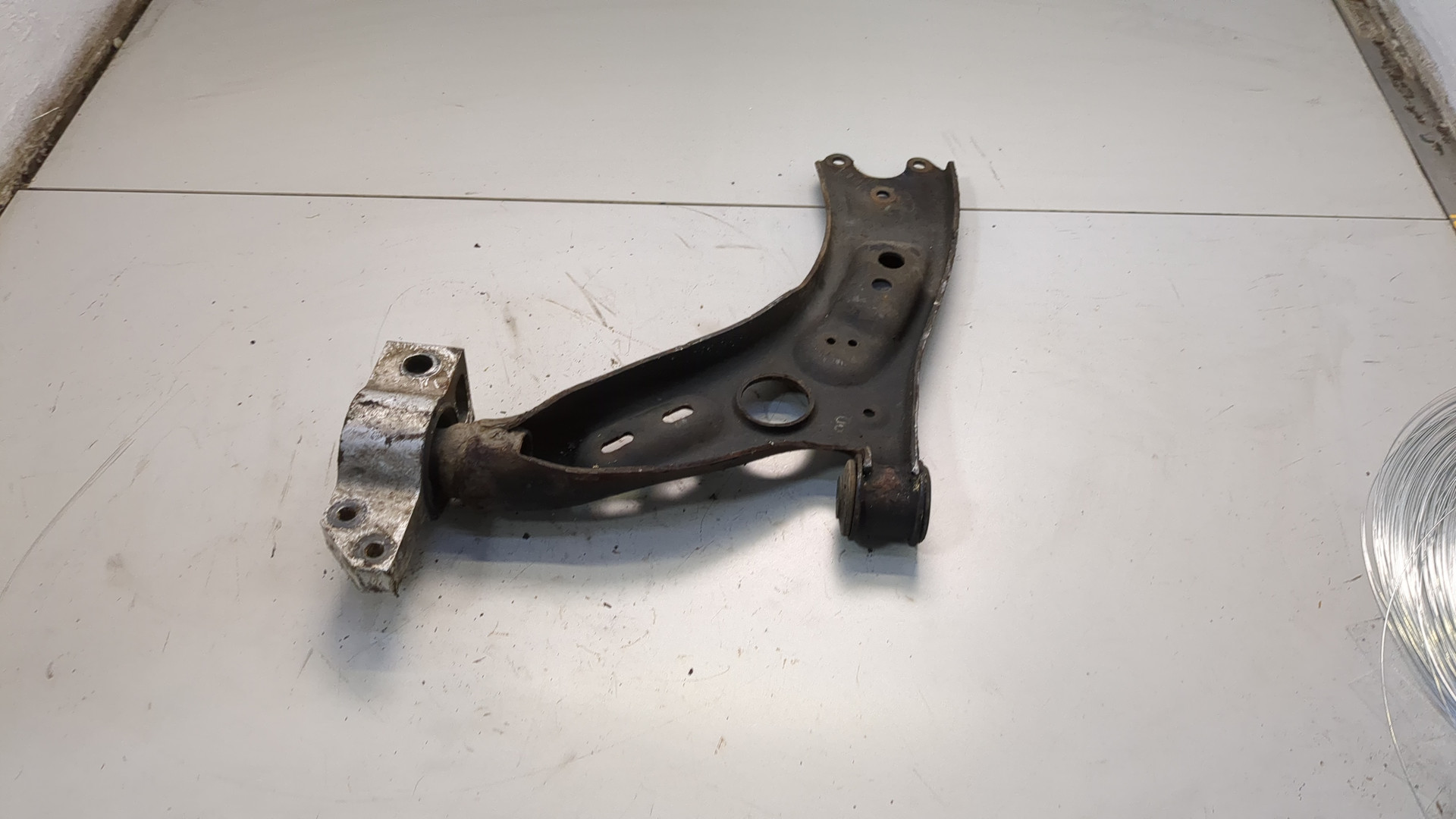 Рычаг передний правый