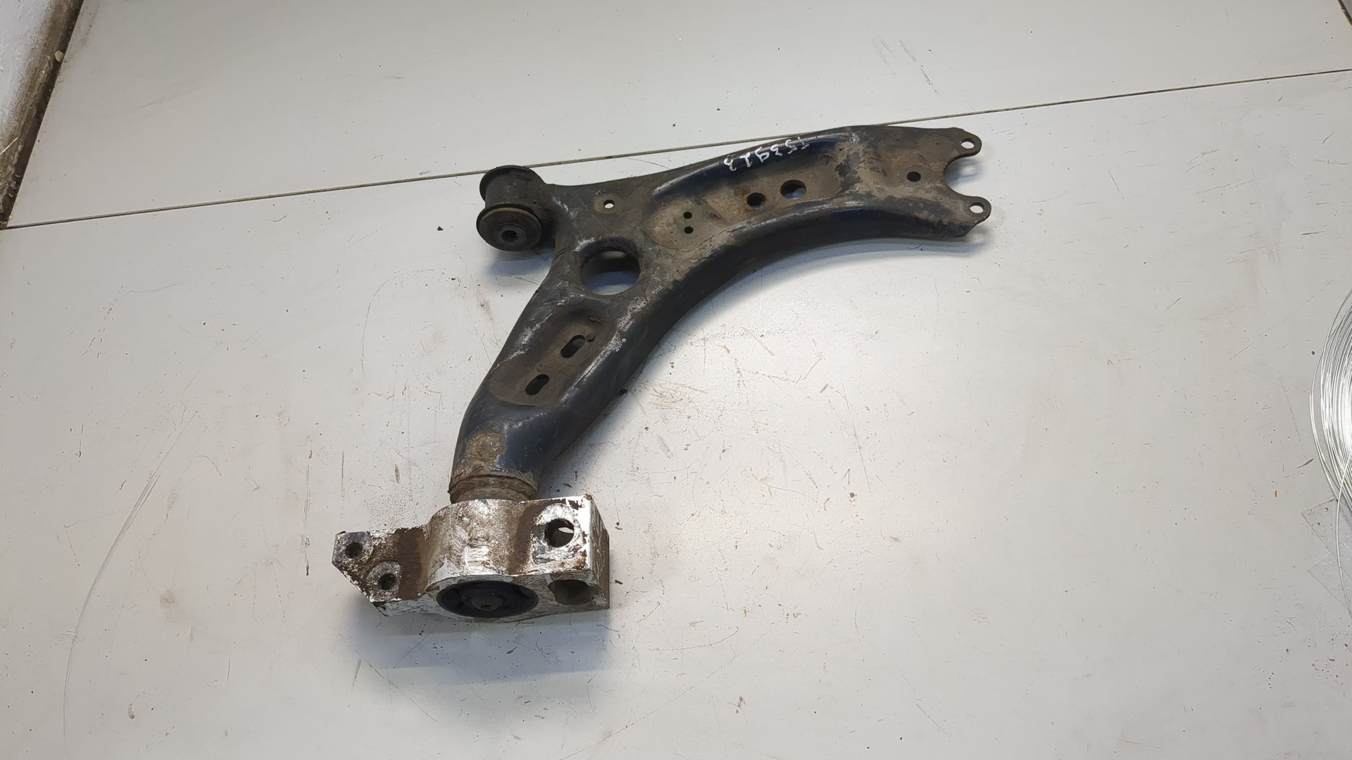 Рычаг передний правый