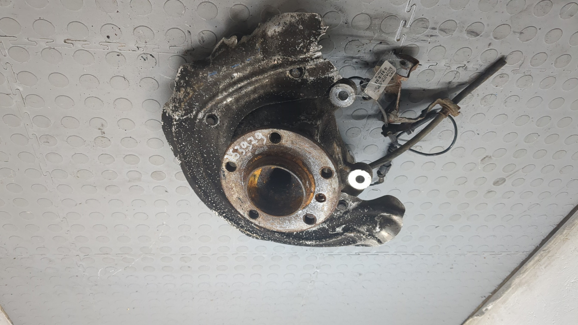 Кулак поворотный передний правый