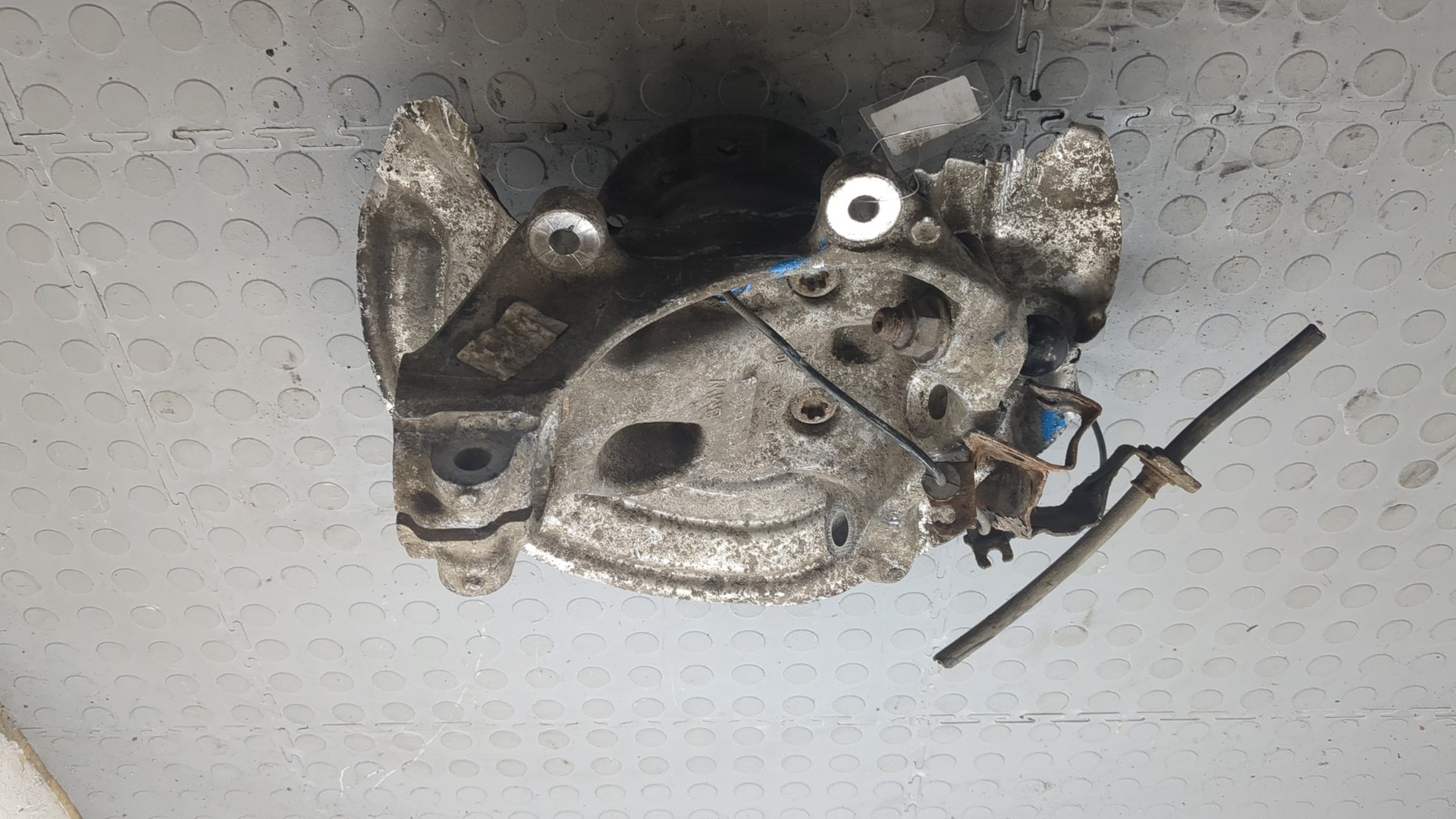 Кулак поворотный передний правый