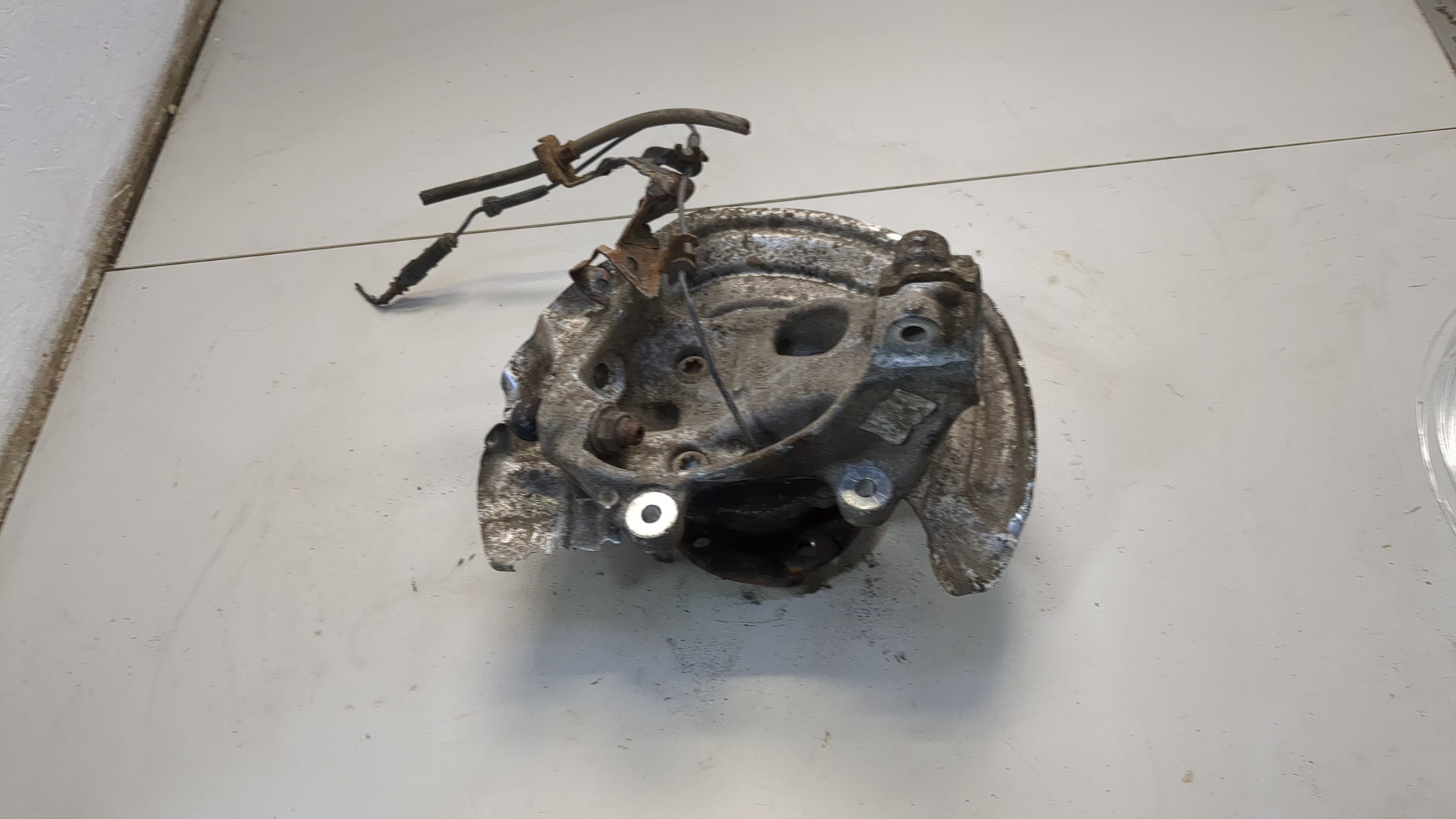 Кулак поворотный передний правый