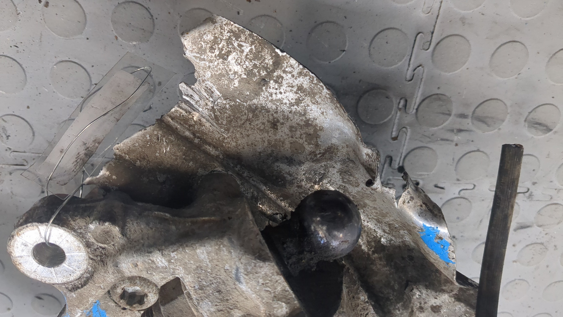 Кулак поворотный передний правый