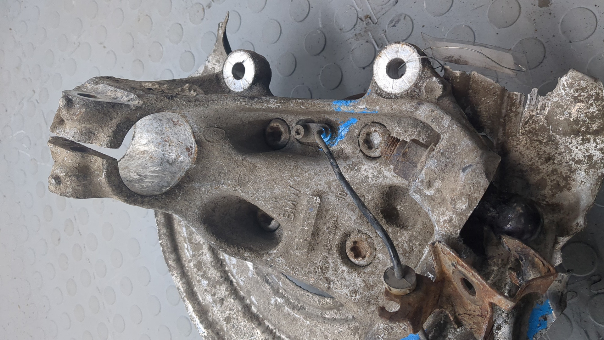 Кулак поворотный передний правый