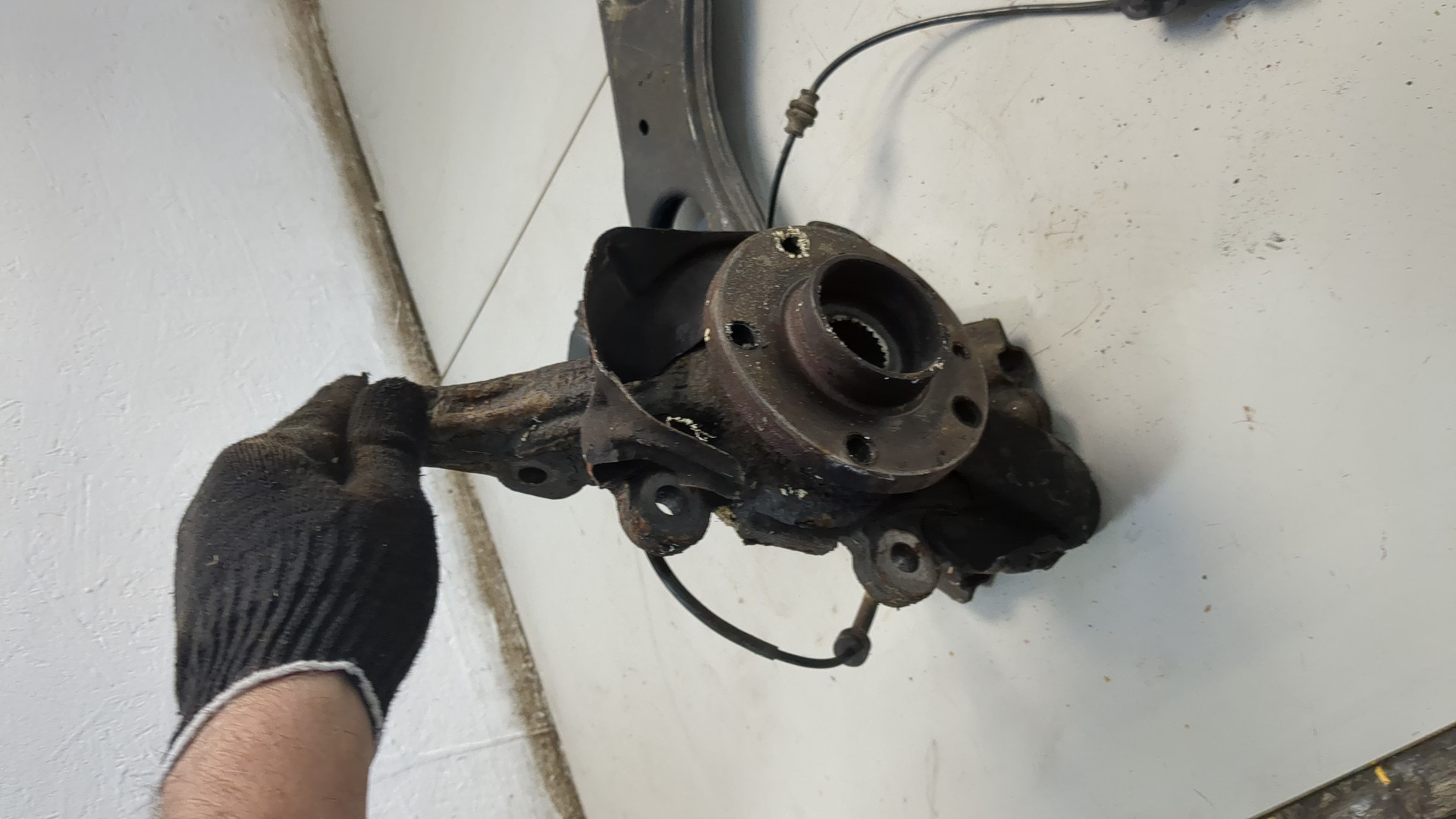 Кулак поворотный передний левый