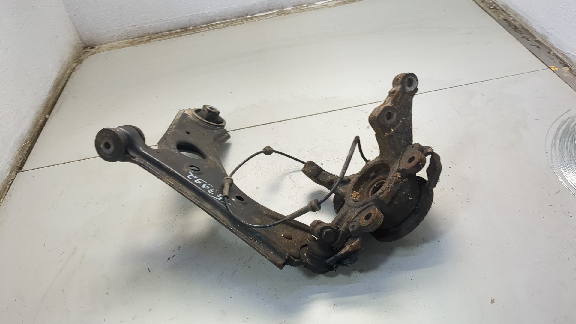 Кулак поворотный передний левый