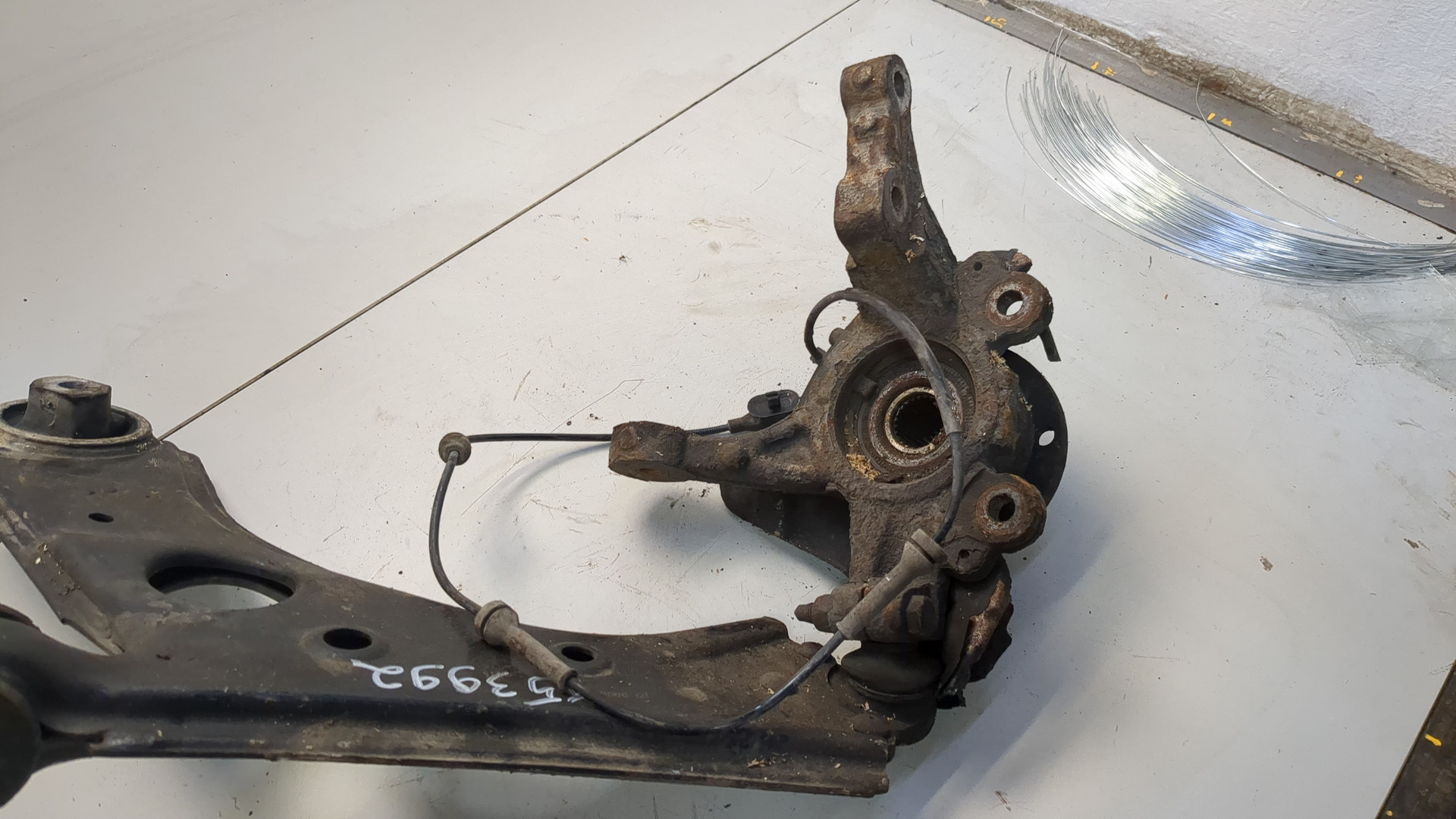 Кулак поворотный передний левый