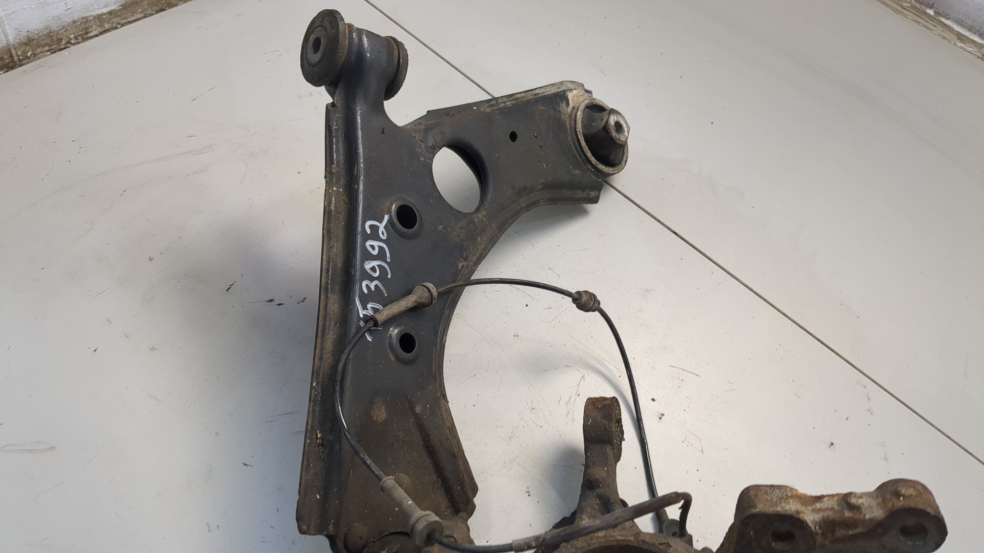 Кулак поворотный передний левый