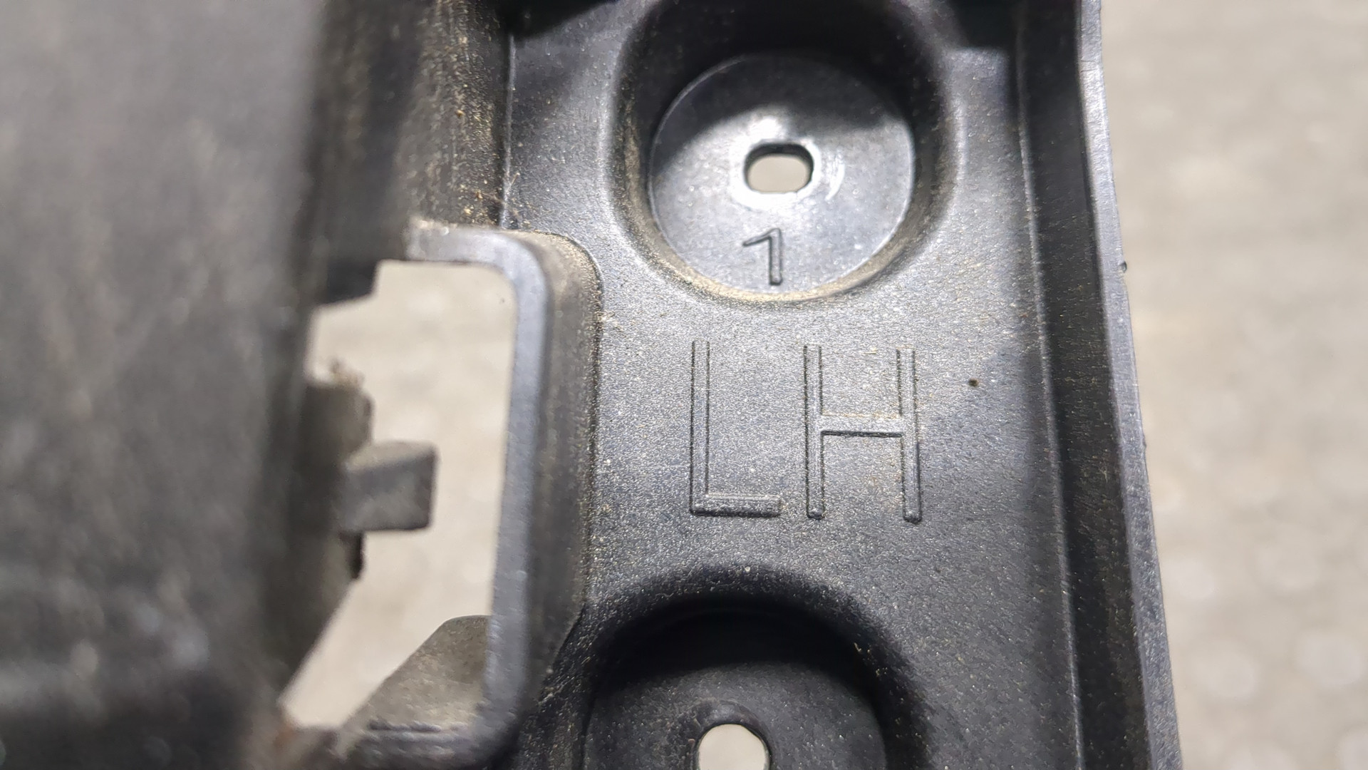 Кронштейн заднего бампера левый