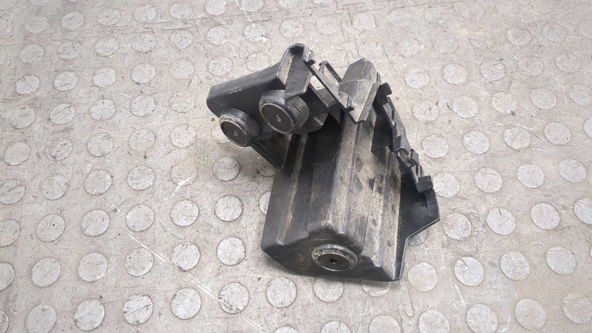 Кронштейн заднего бампера левый