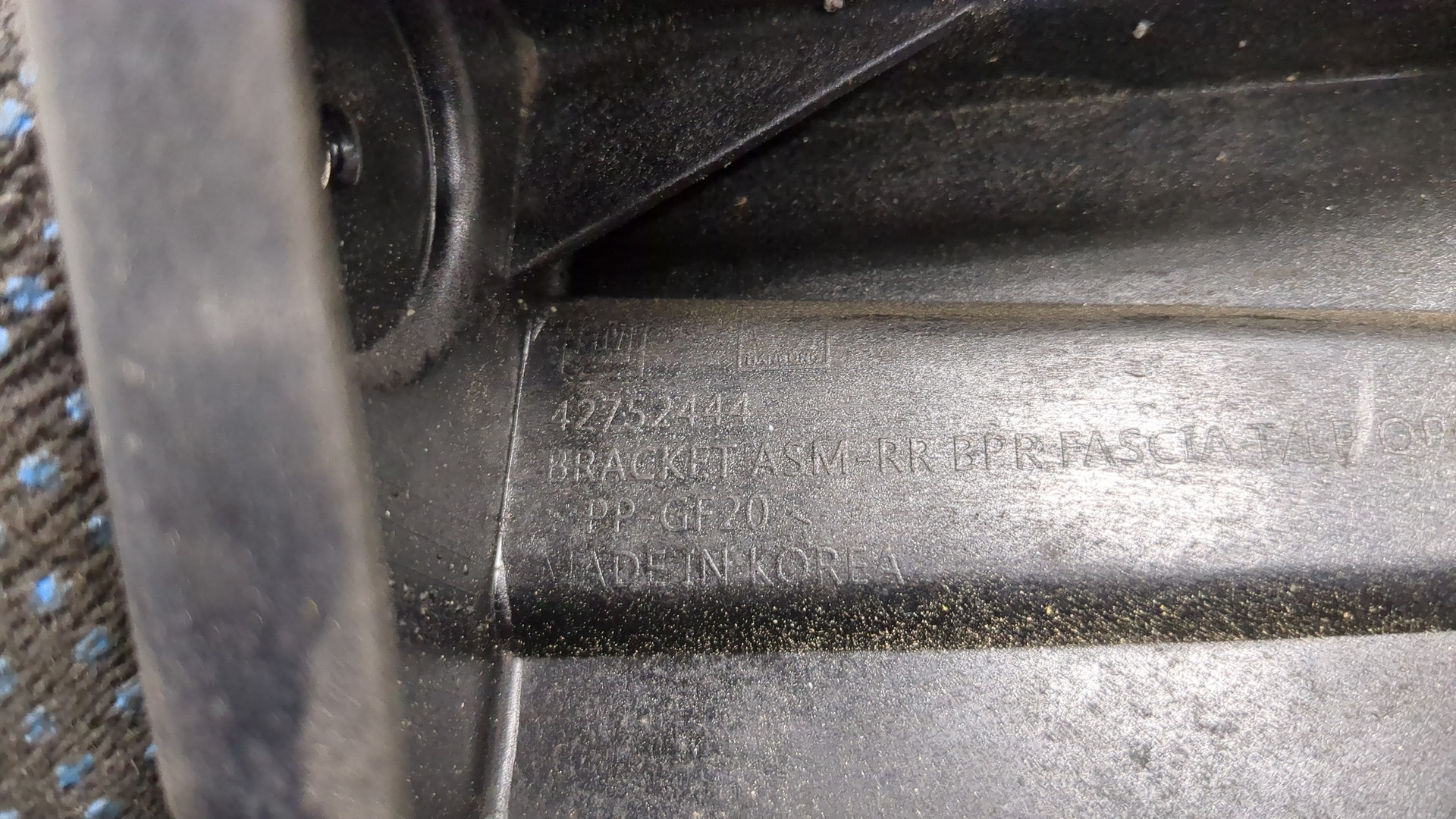 Кронштейн заднего бампера левый