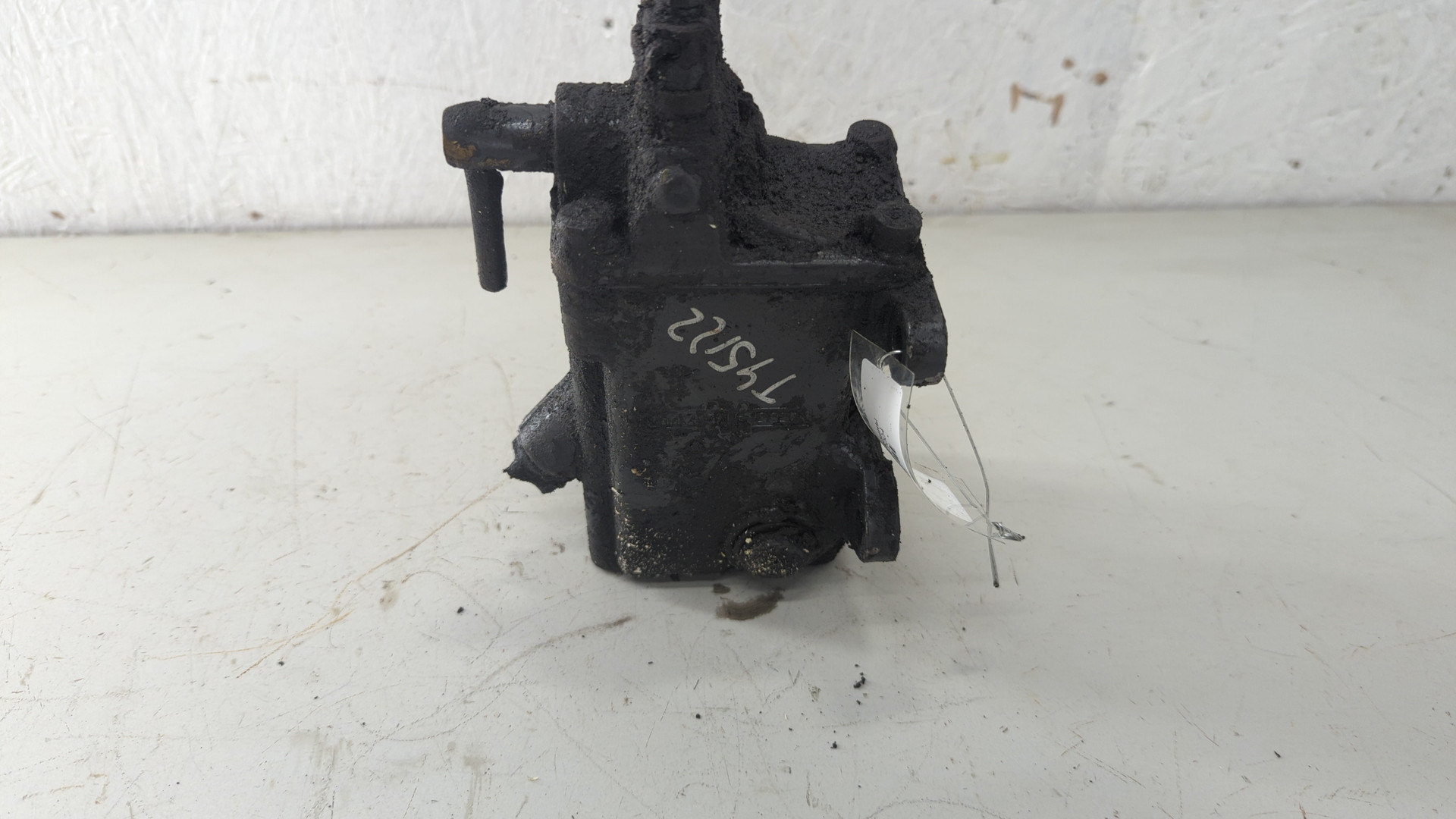 Насос подъема кабины