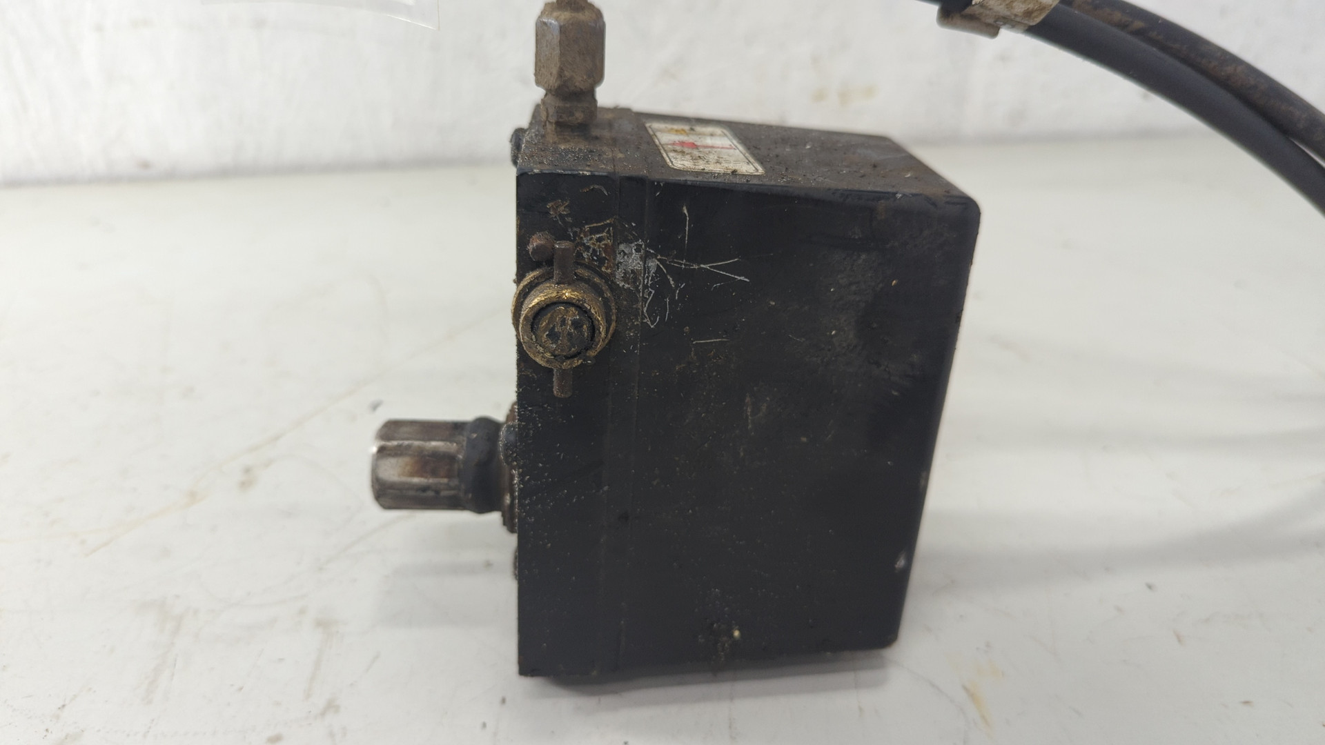 Насос подъема кабины