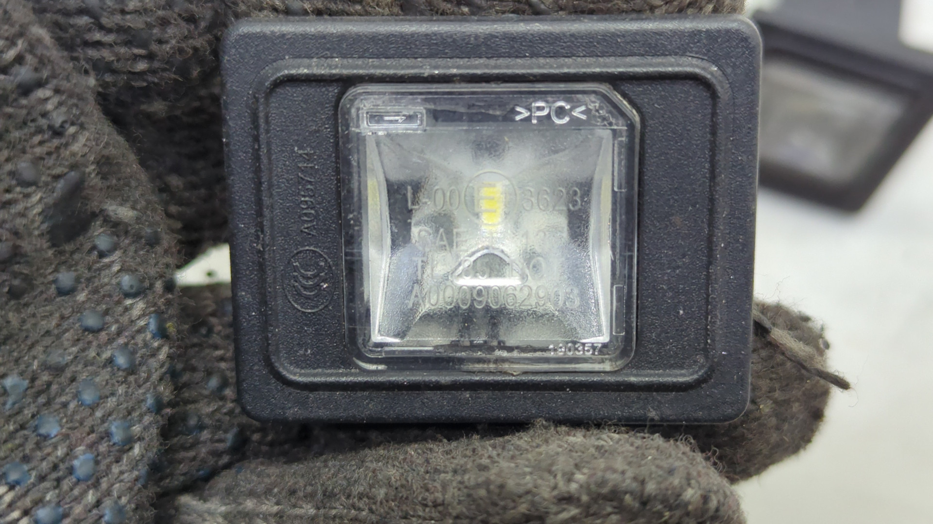 Фонарь подсветки номера