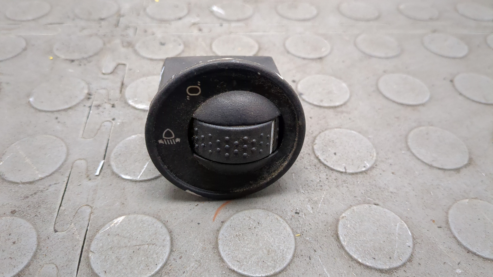 Кнопка корректора фар