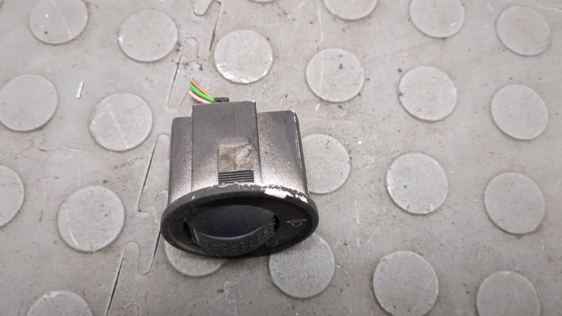 Кнопка корректора фар