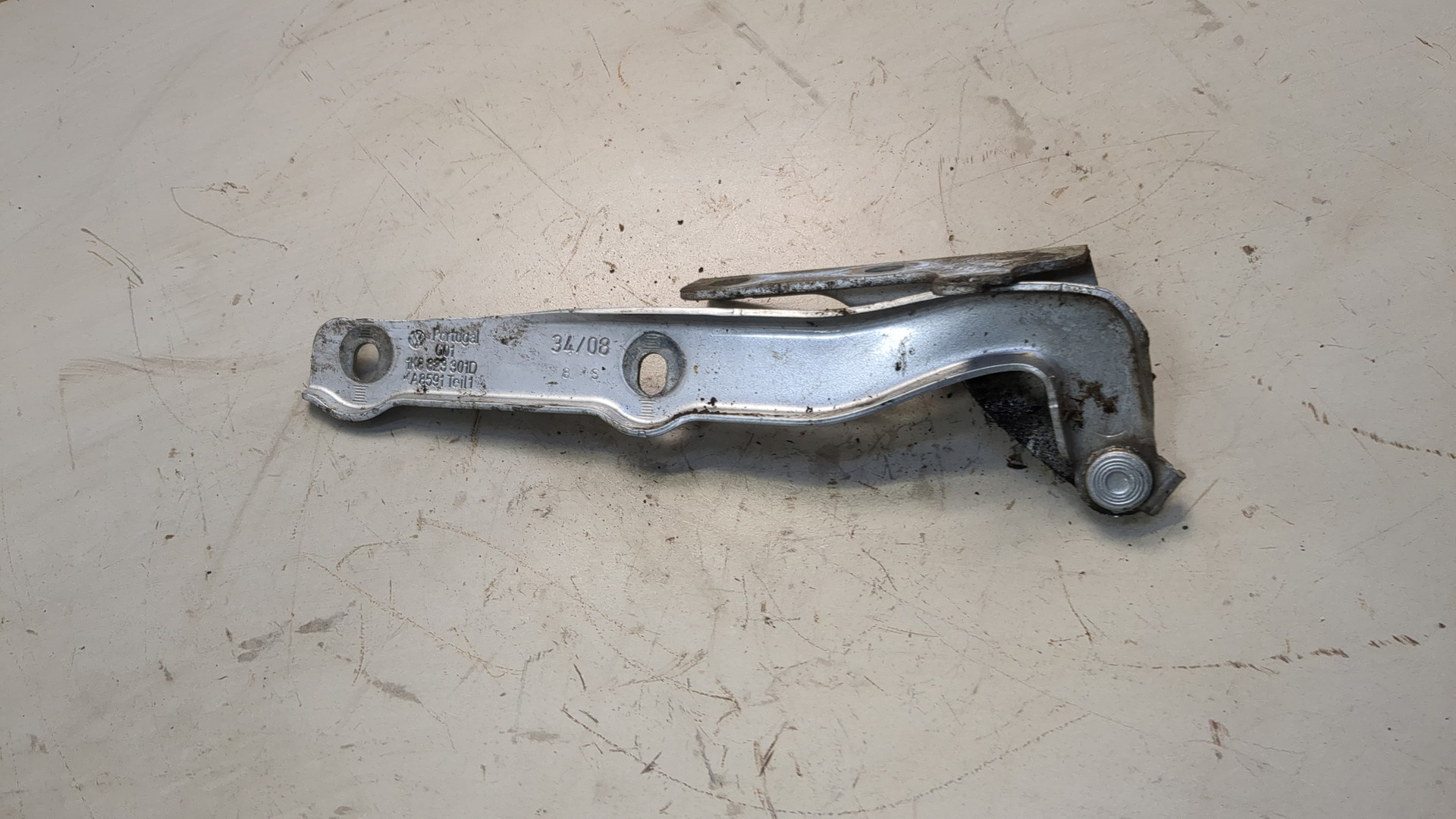 Петля капота левая