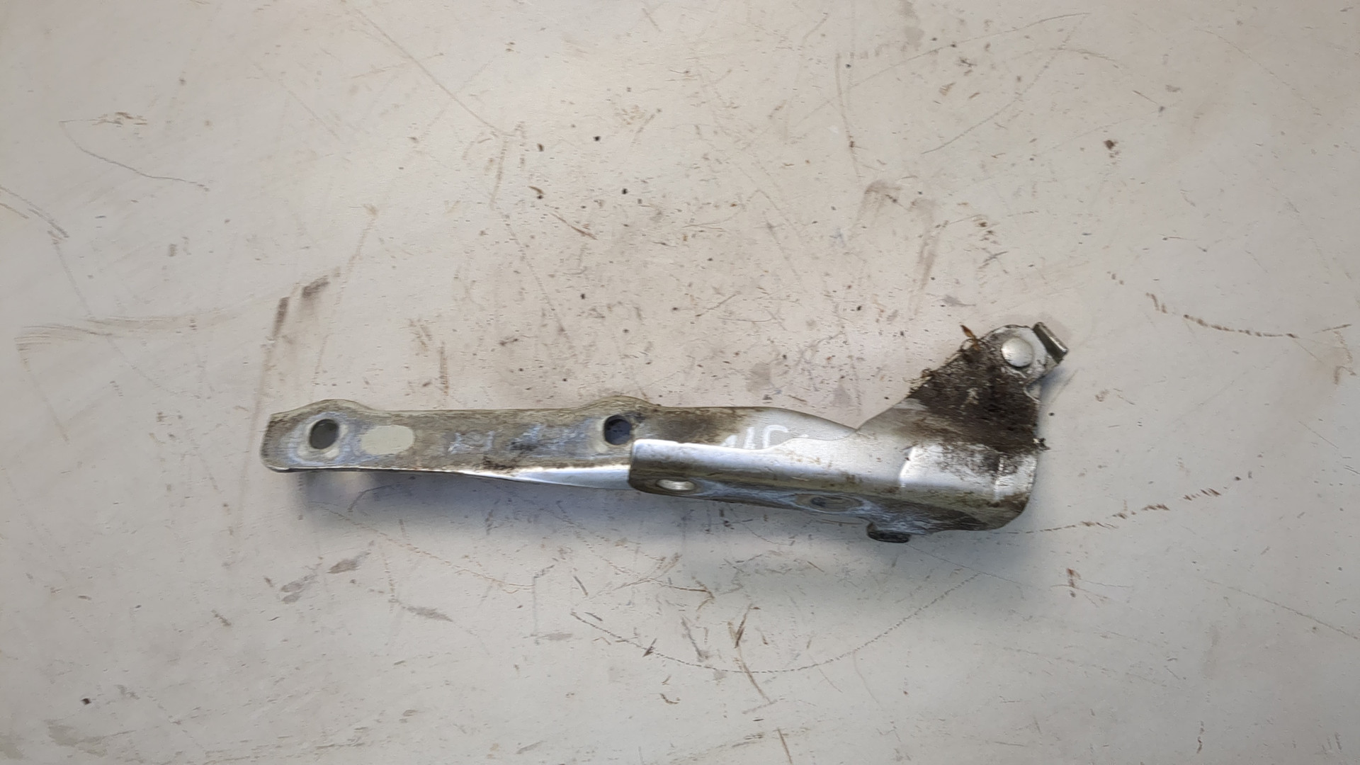 Петля капота левая