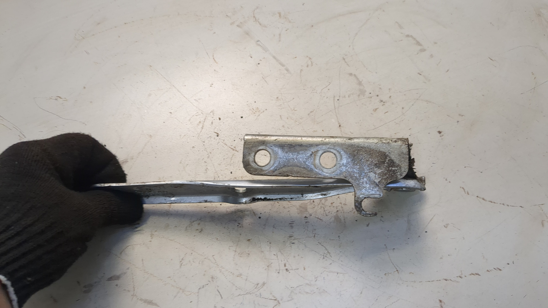 Петля капота левая