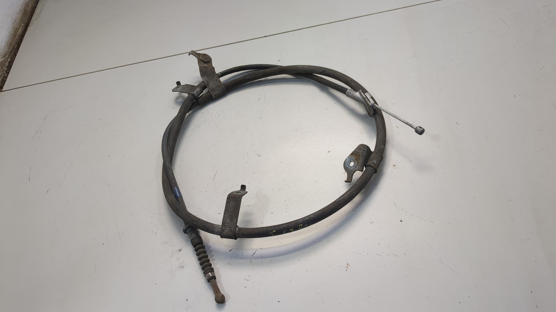 Трос стояночного тормоза