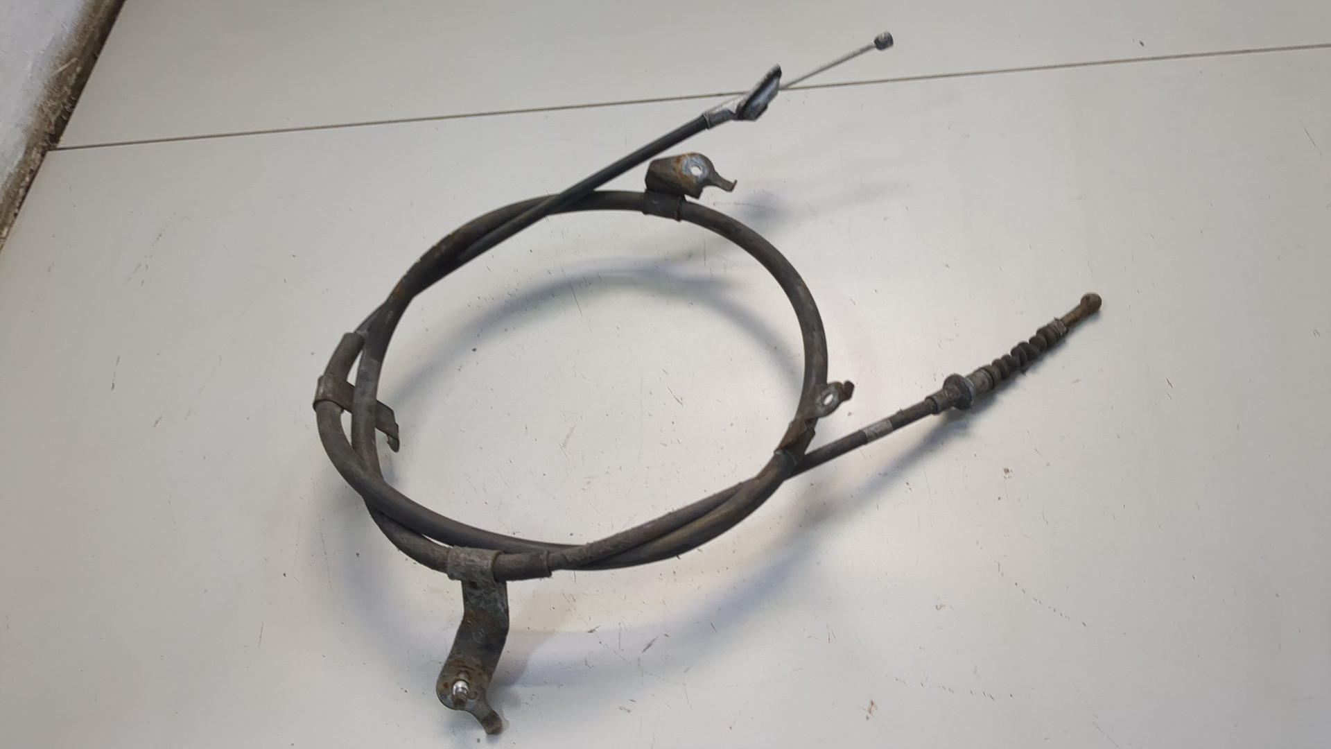 Трос стояночного тормоза