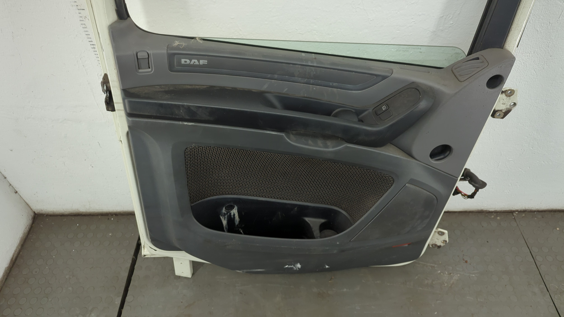 Дверь передняя левая