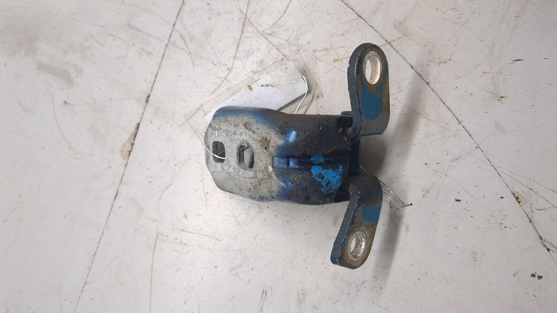 Петля двери