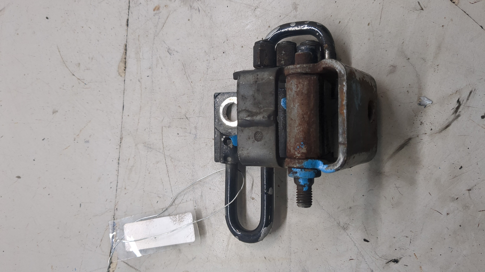 Петля двери