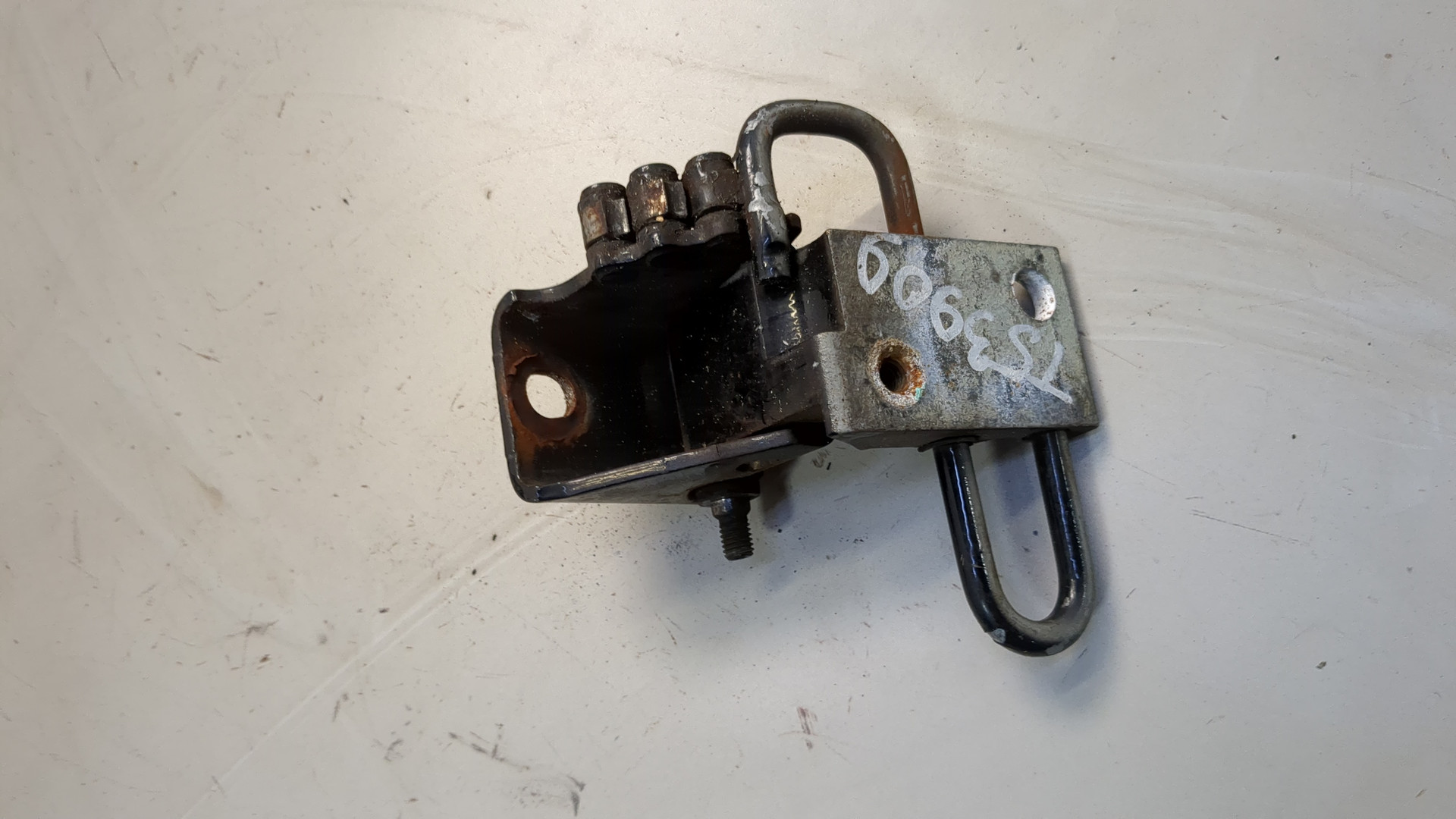 Петля двери