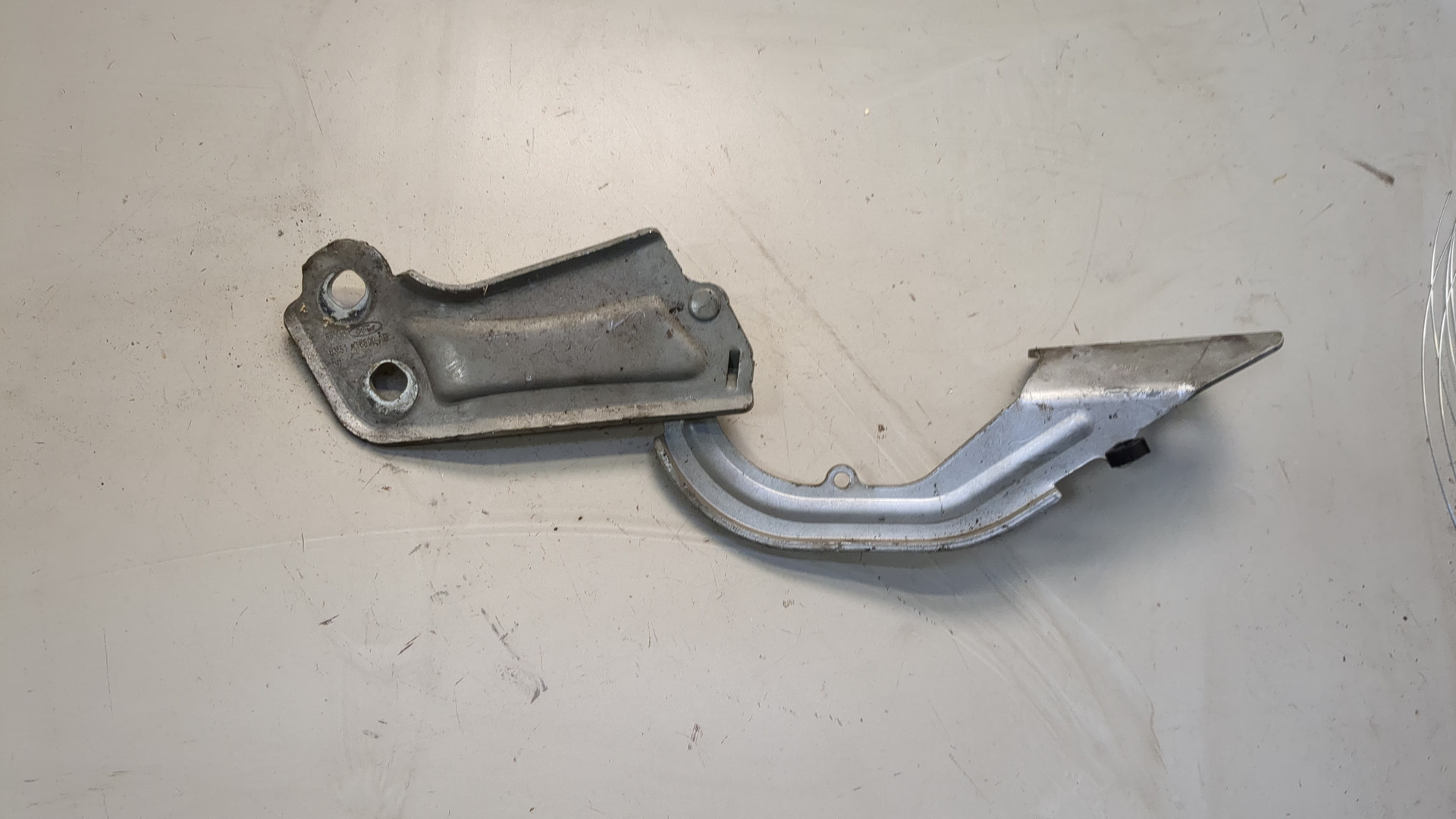 Петля капота правая