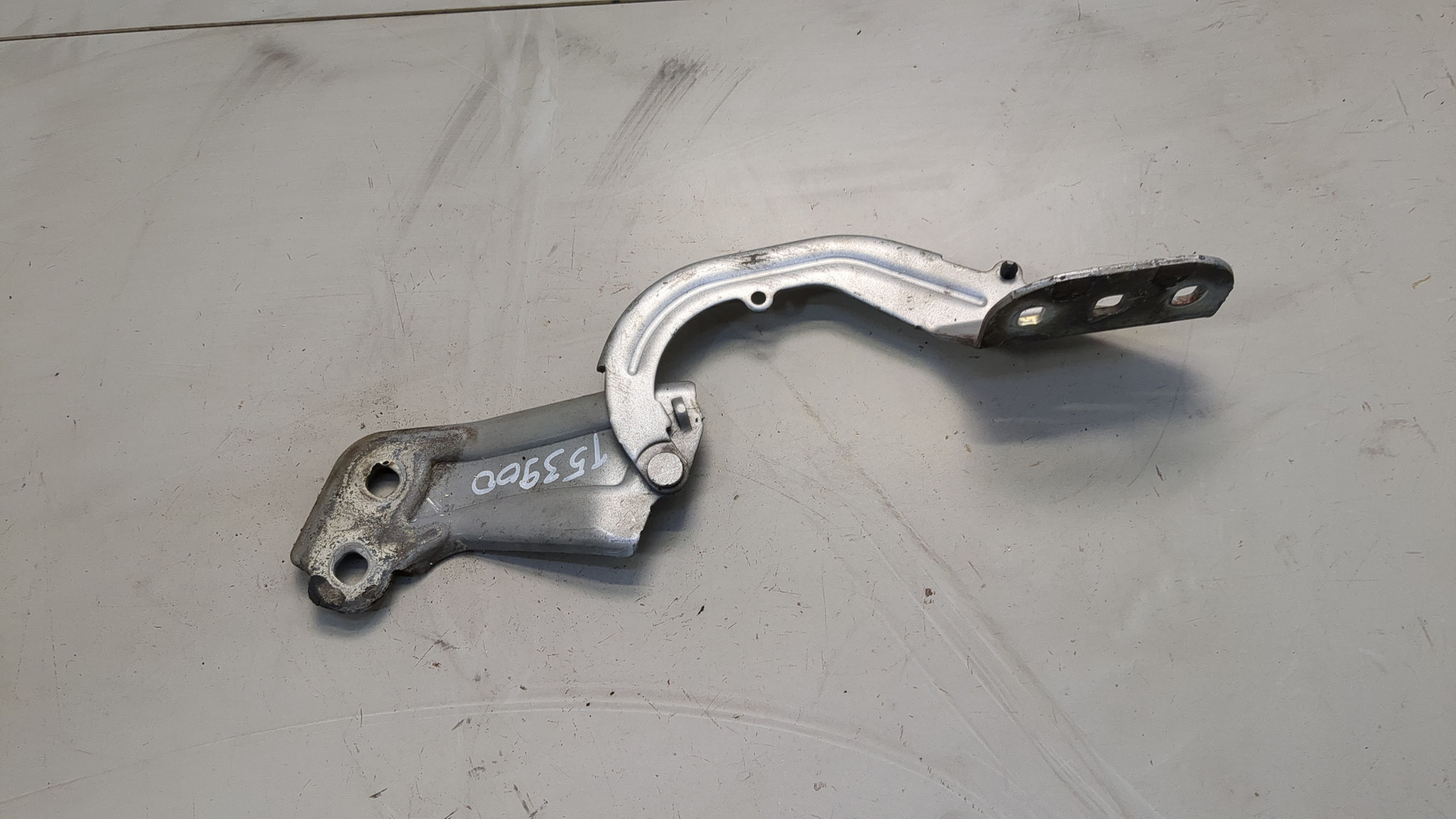 Петля капота правая