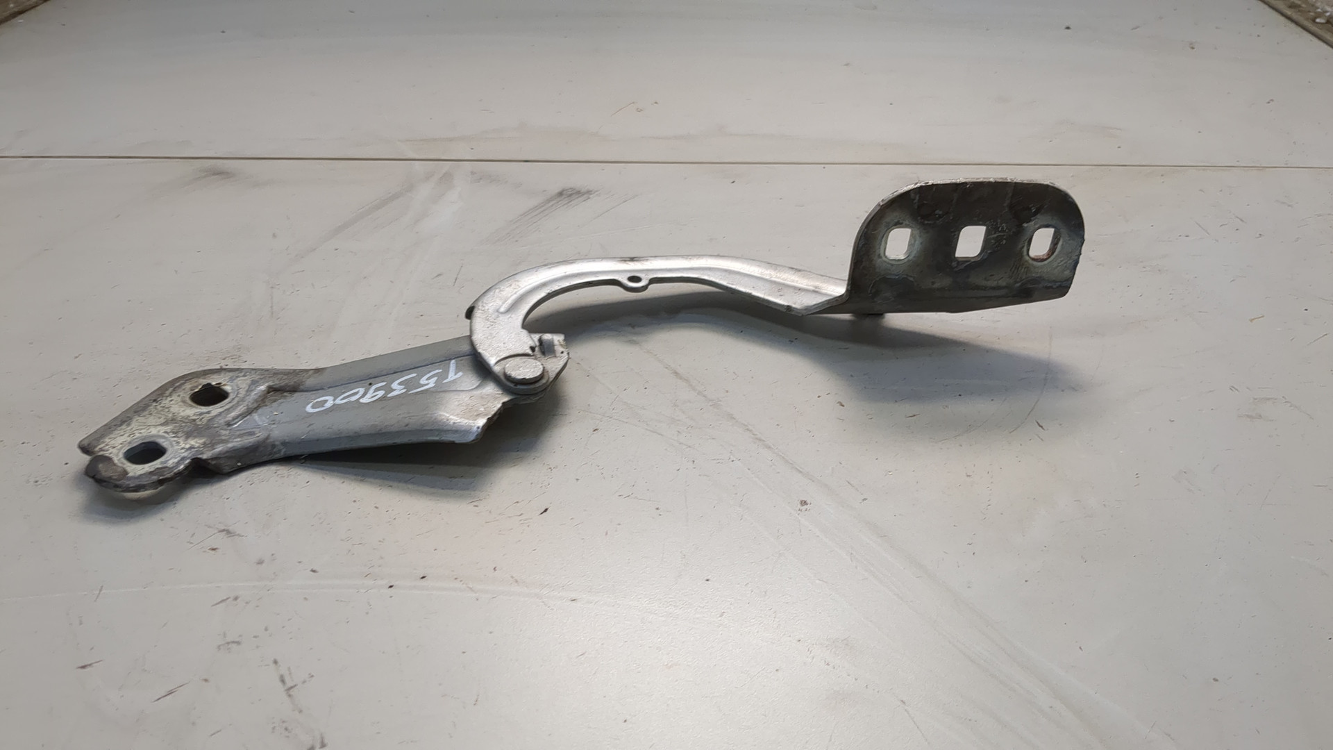 Петля капота правая