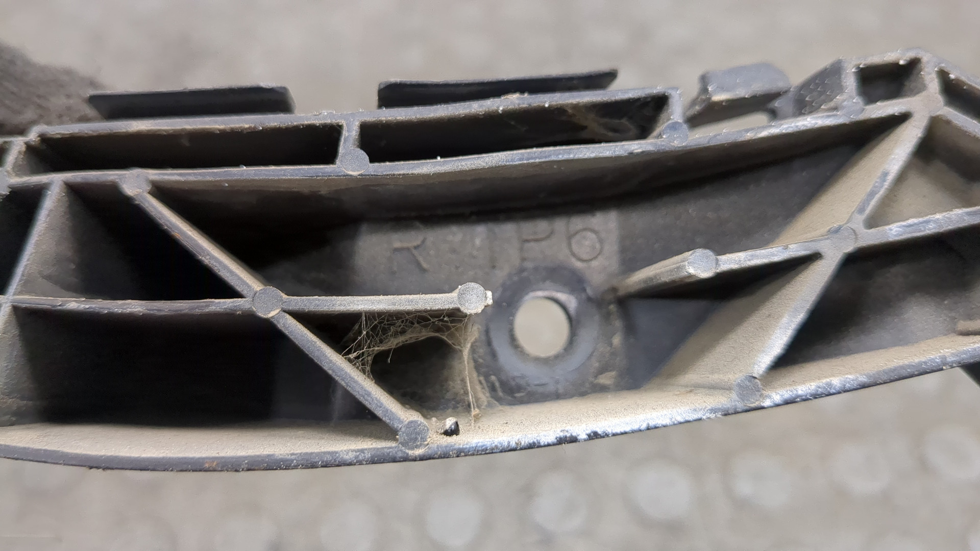 Кронштейн переднего бампера правый