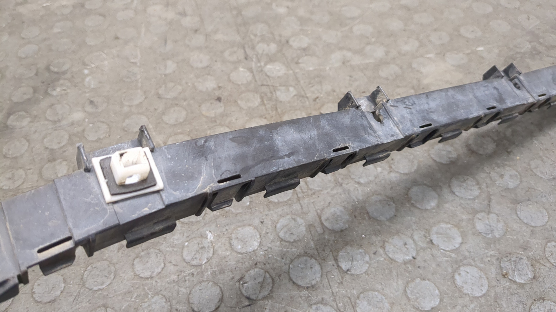 Кронштейн переднего бампера правый