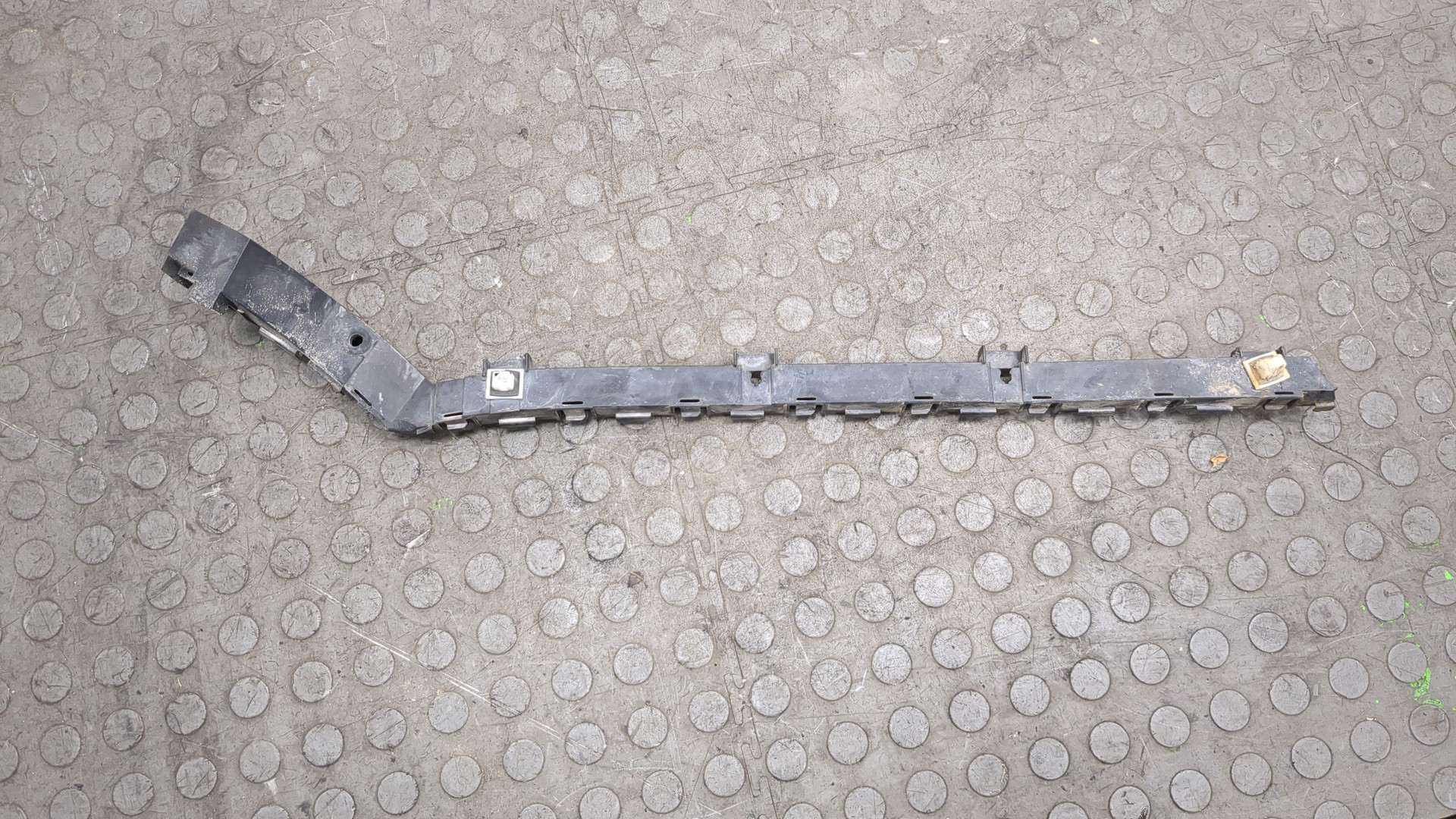 Кронштейн переднего бампера правый