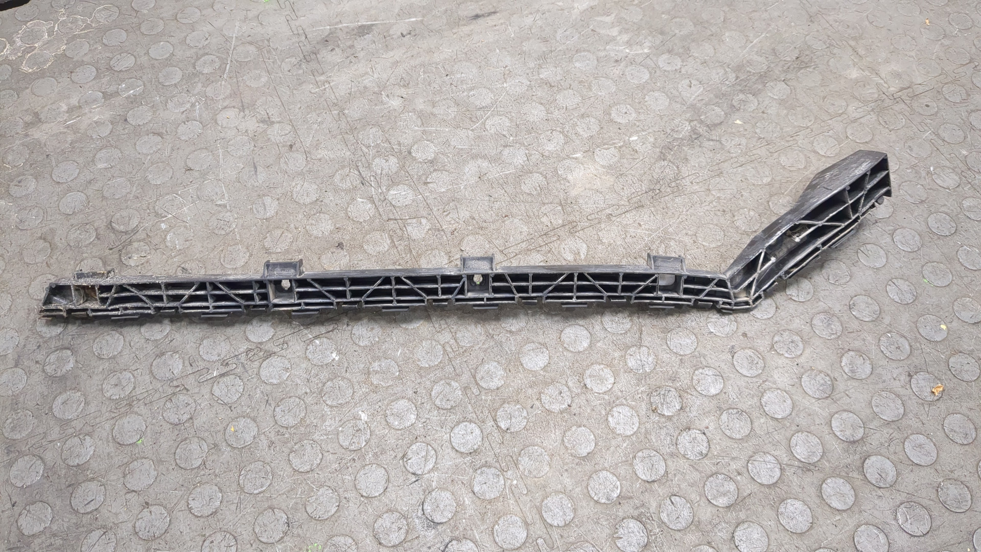 Кронштейн переднего бампера правый