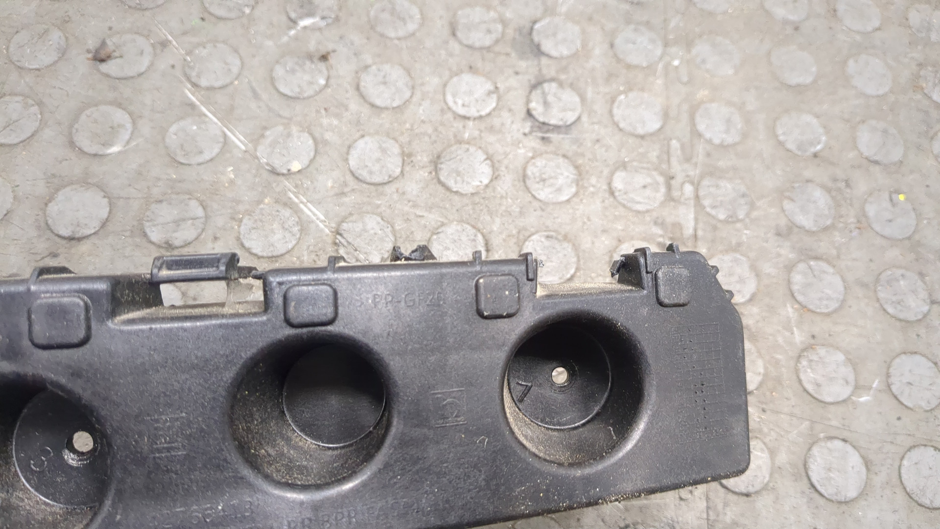 Кронштейн заднего бампера левый