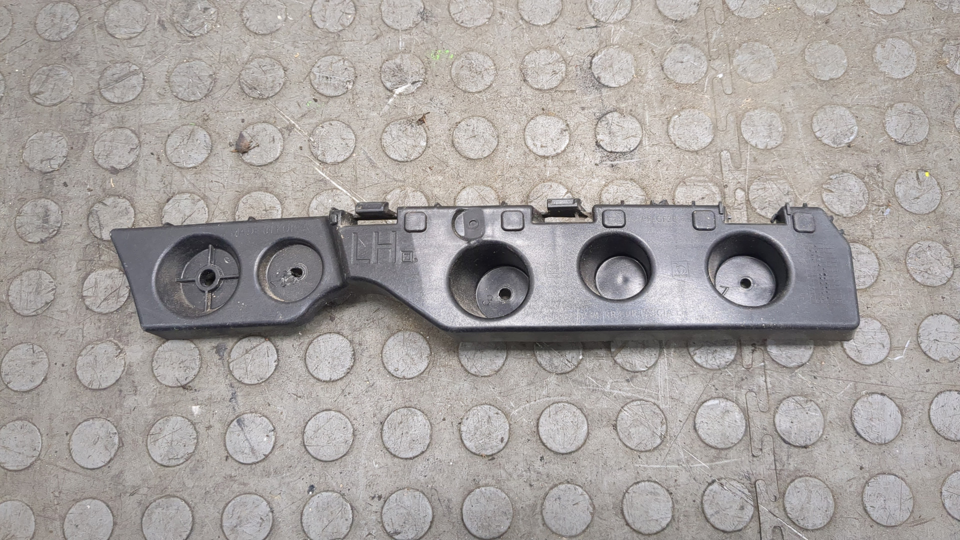 Кронштейн заднего бампера левый