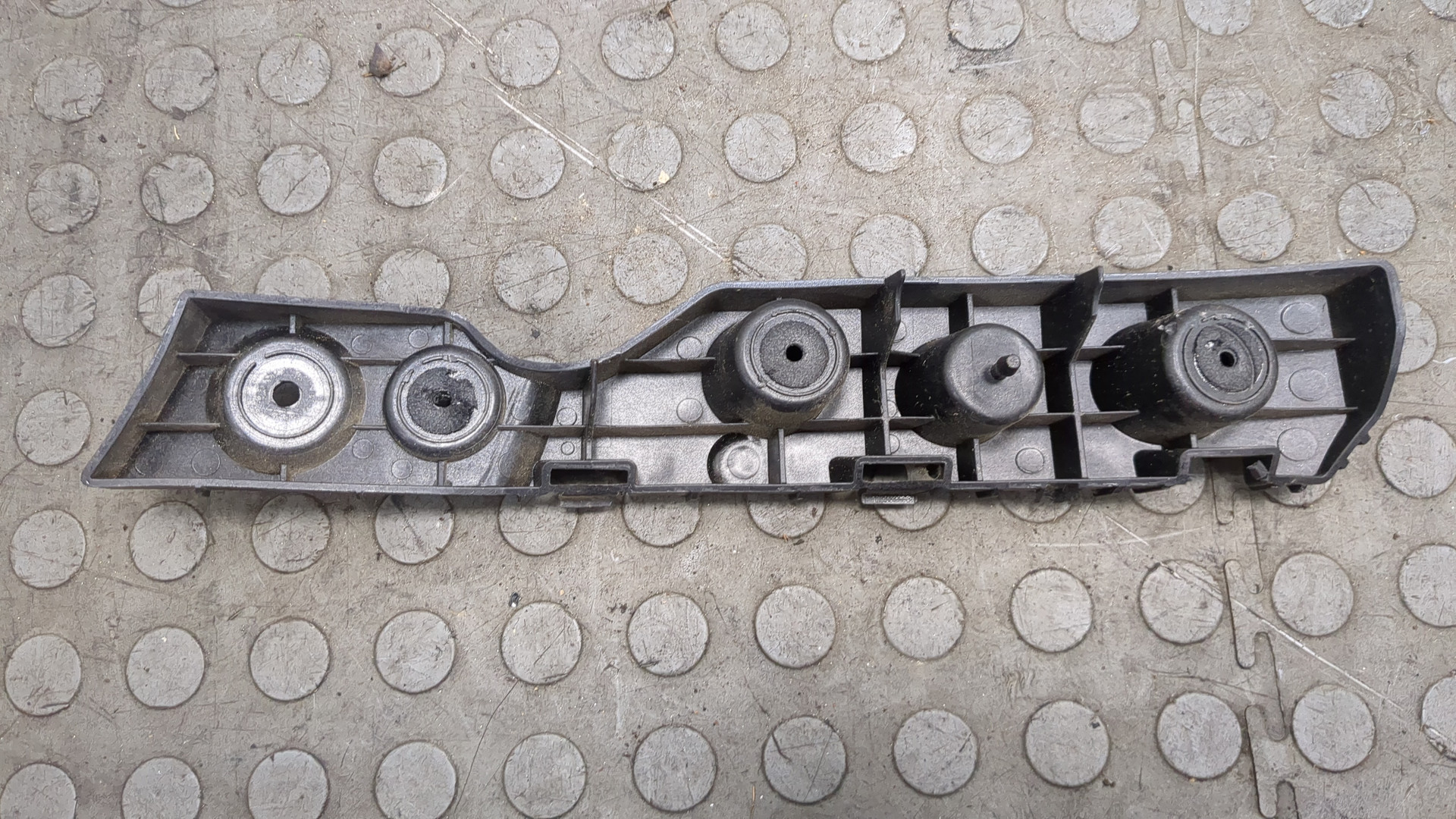 Кронштейн заднего бампера левый