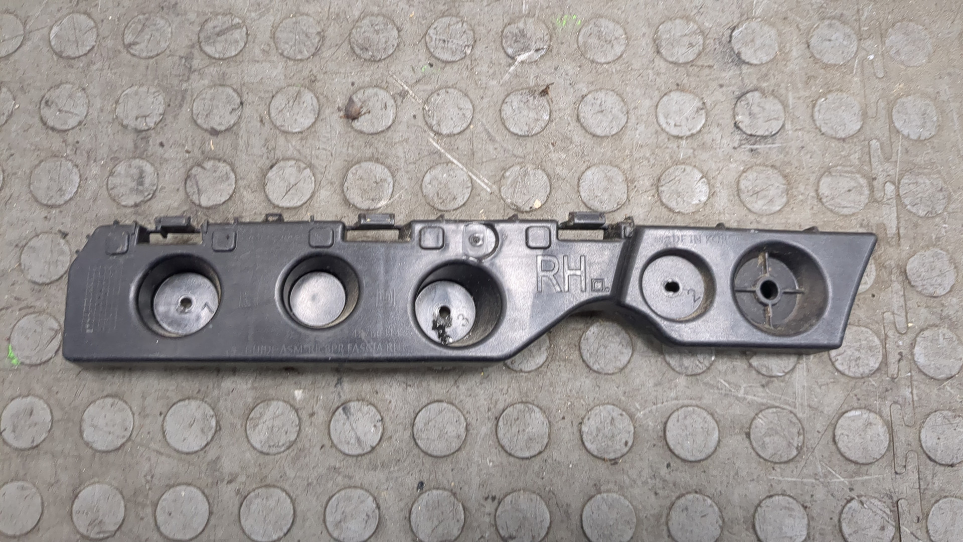 Кронштейн заднего бампера левый