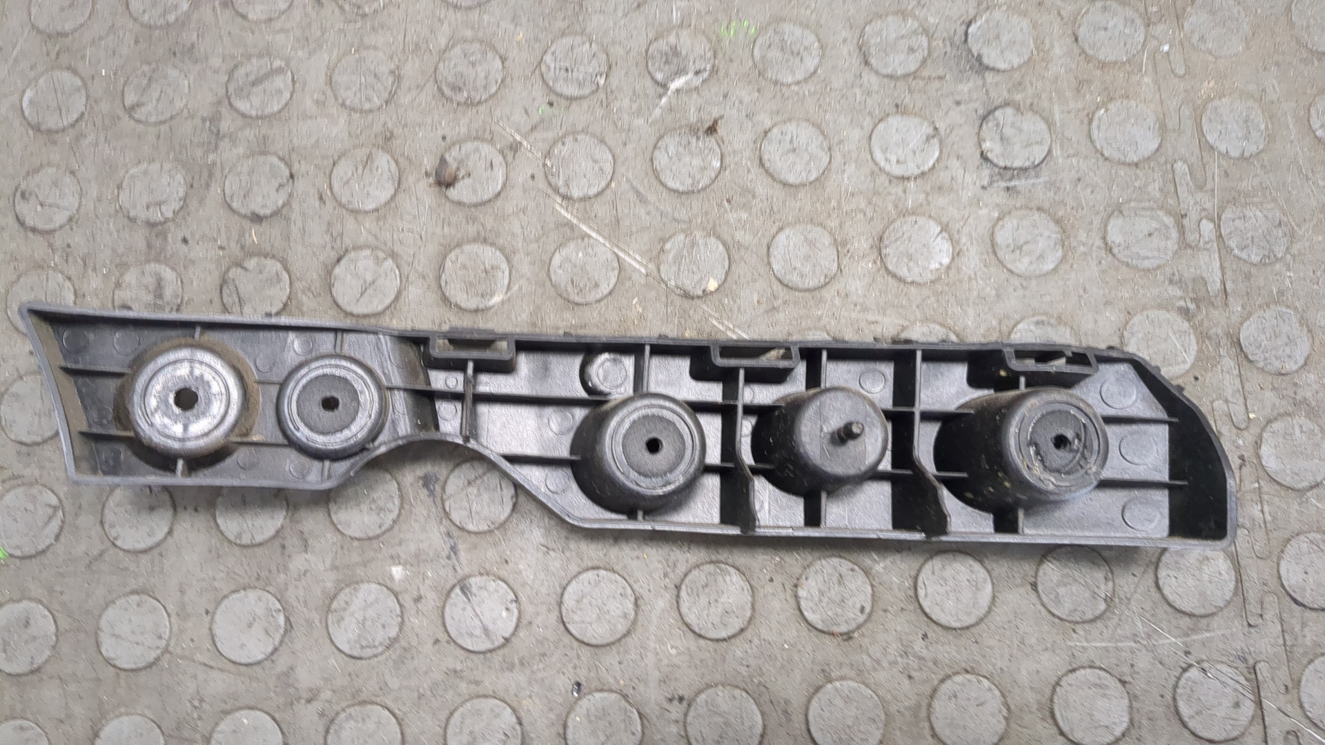 Кронштейн заднего бампера левый