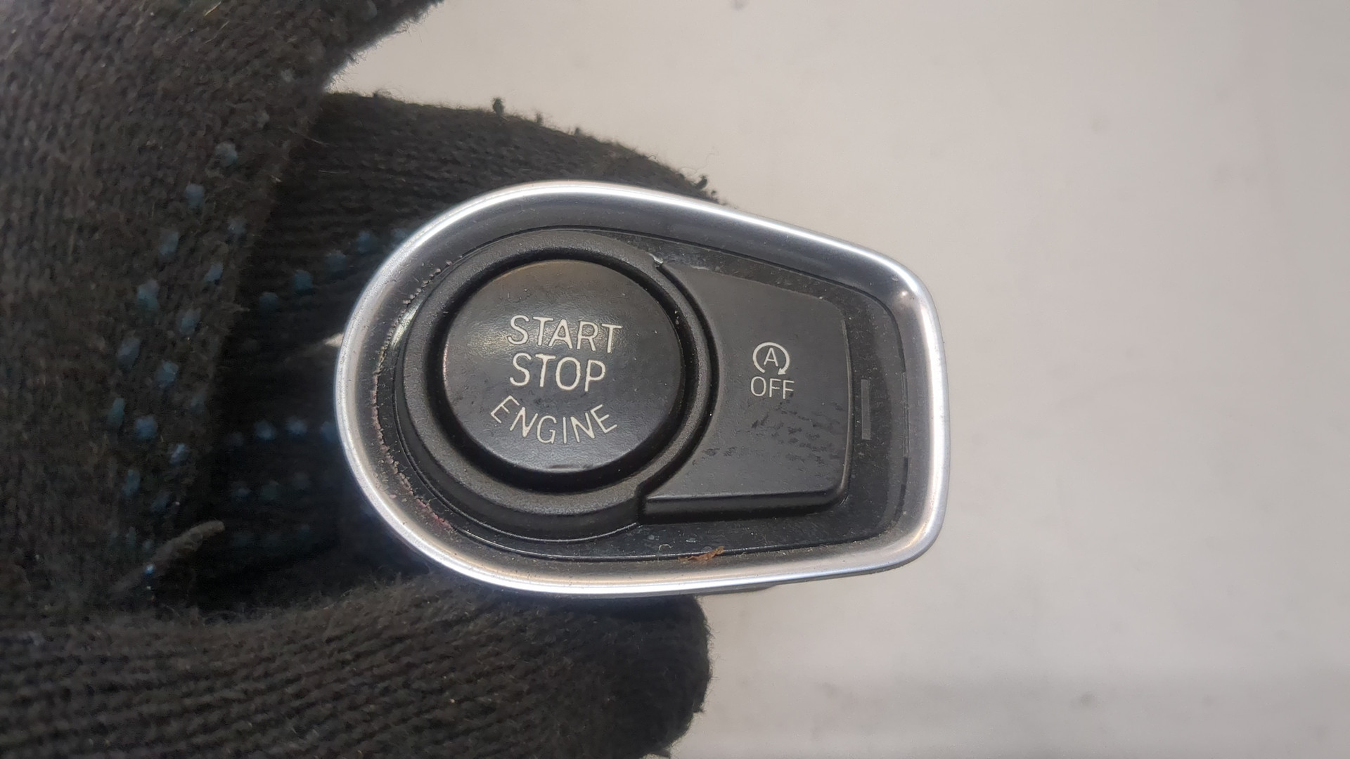 Кнопка запуска двигателя