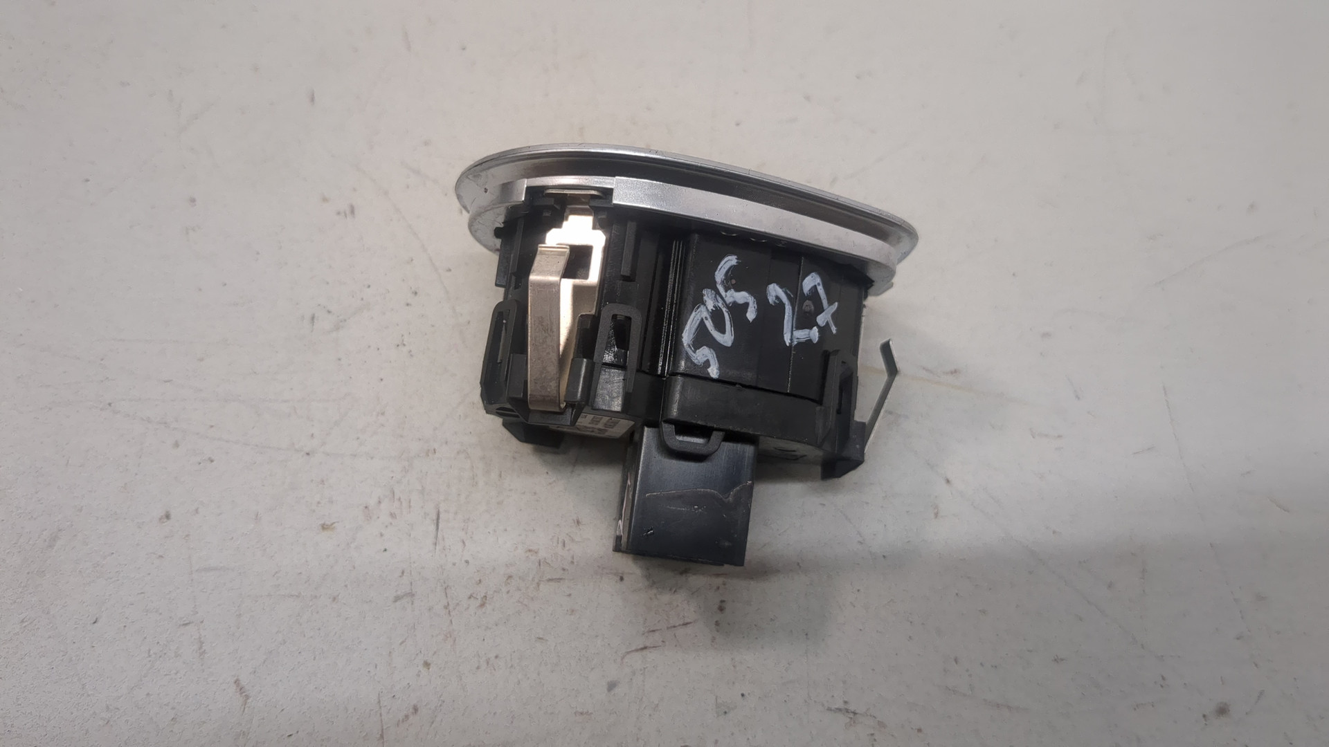 Кнопка запуска двигателя