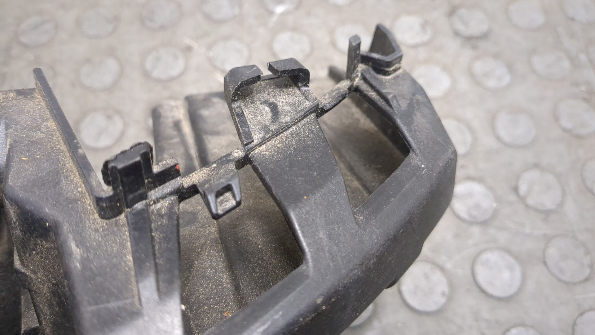 Кронштейн заднего бампера правый