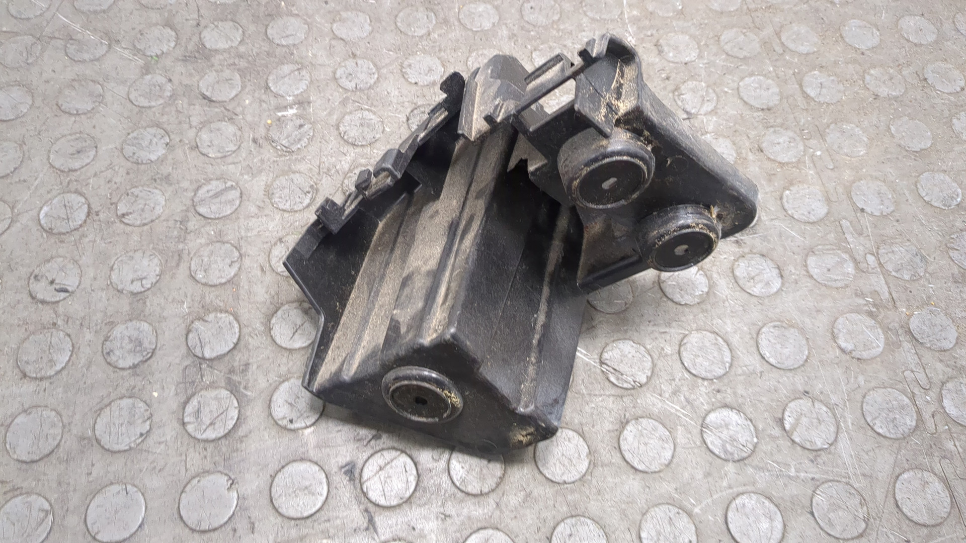 Кронштейн заднего бампера правый