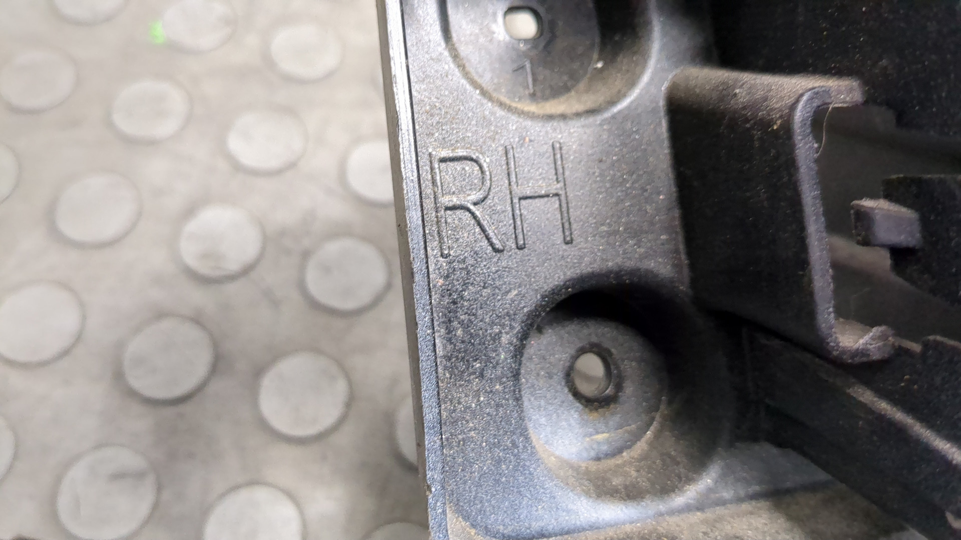 Кронштейн заднего бампера правый