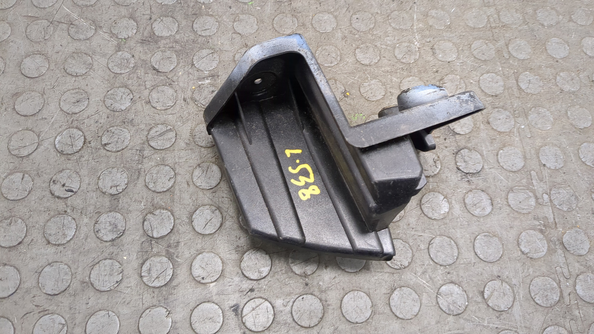 Кронштейн заднего бампера правый