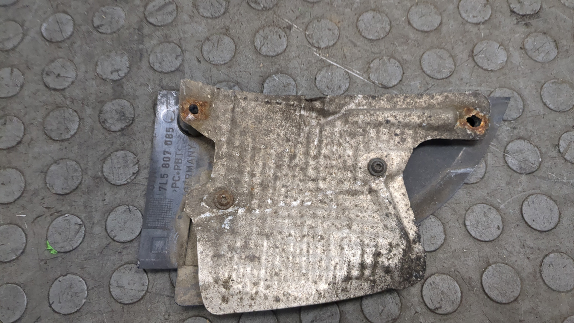 Заглушка бампера левая