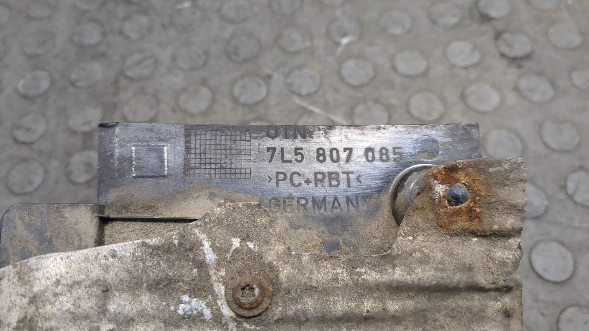 Заглушка бампера левая