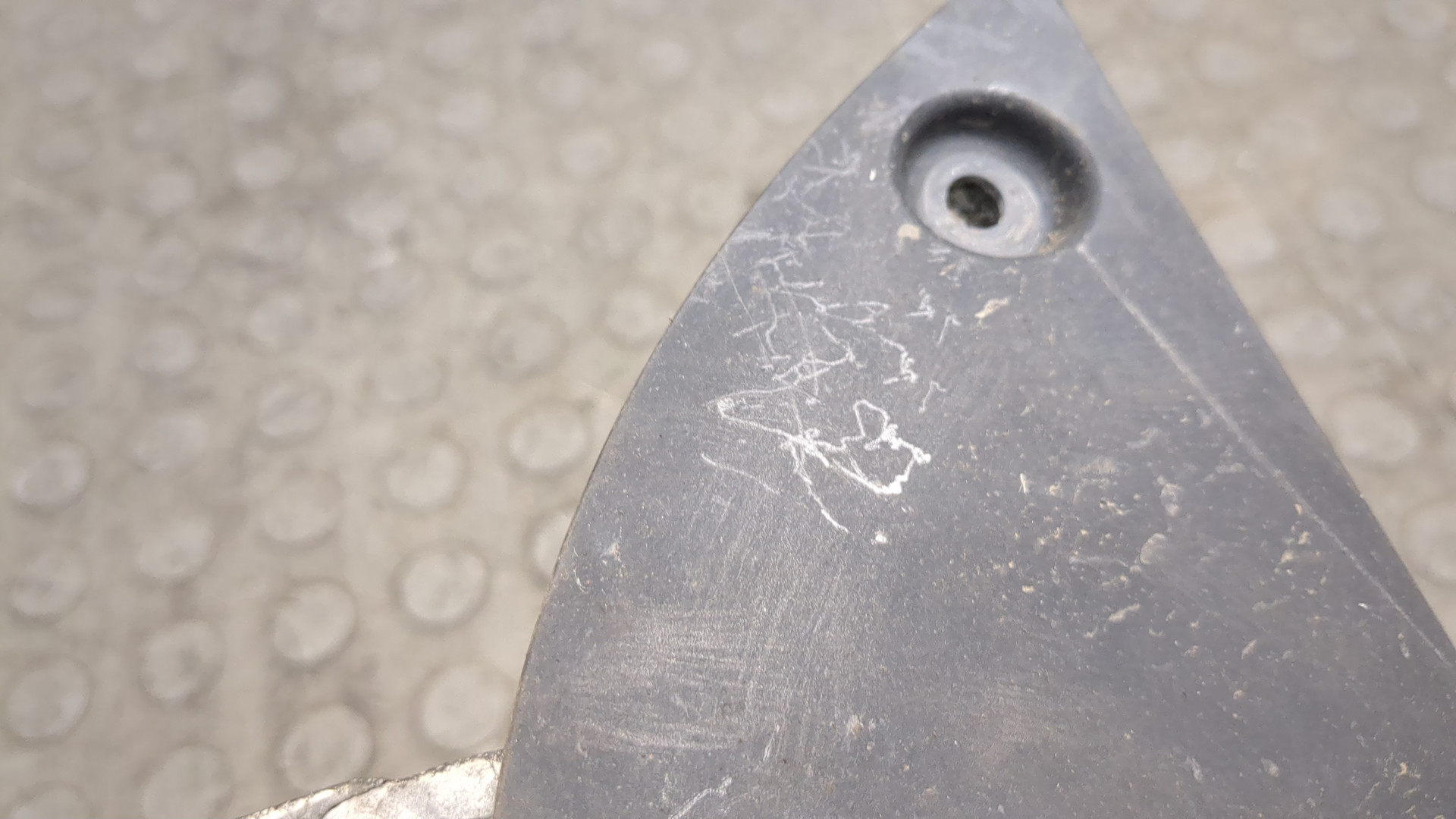 Заглушка бампера левая