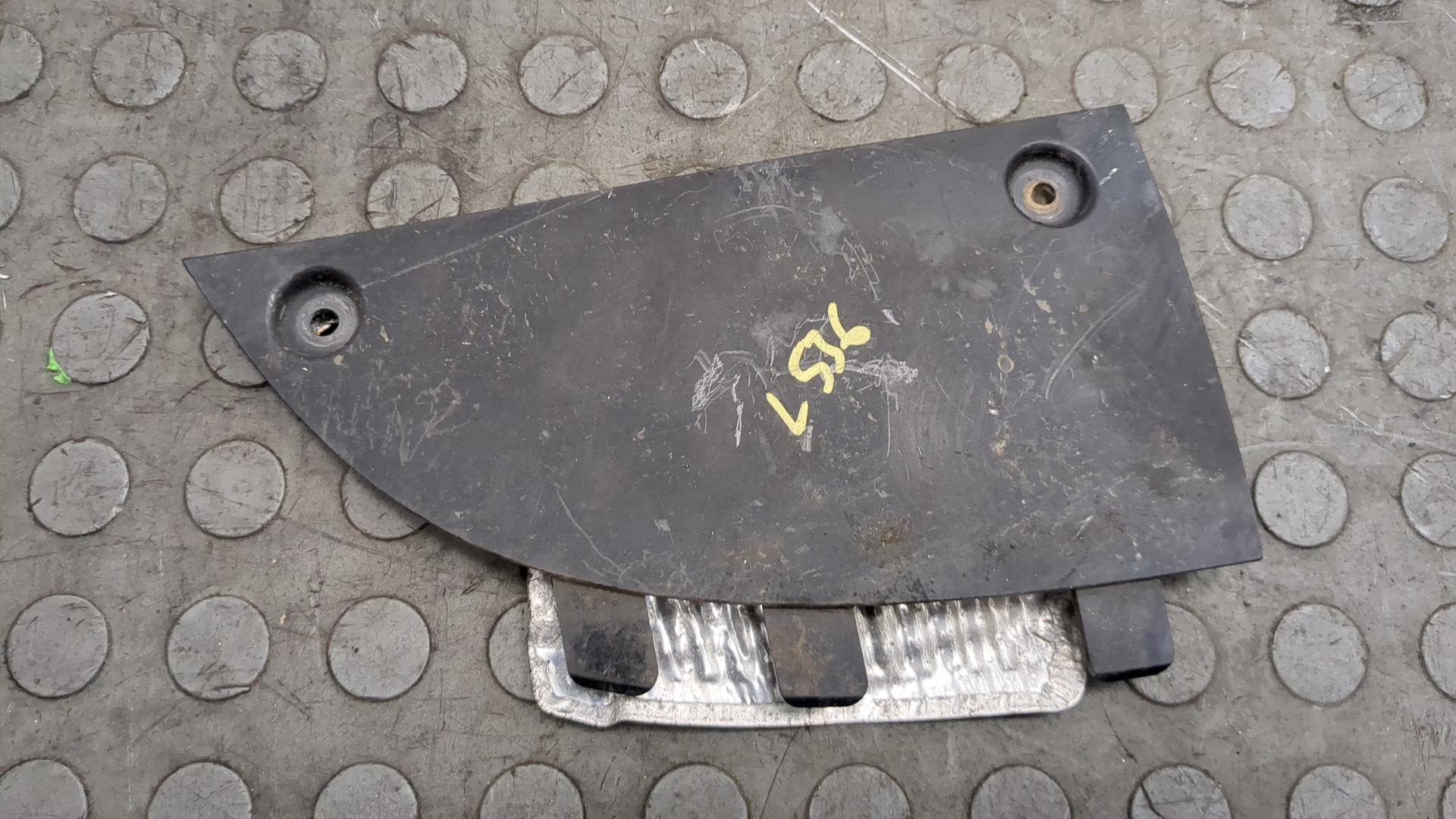 Заглушка бампера левая